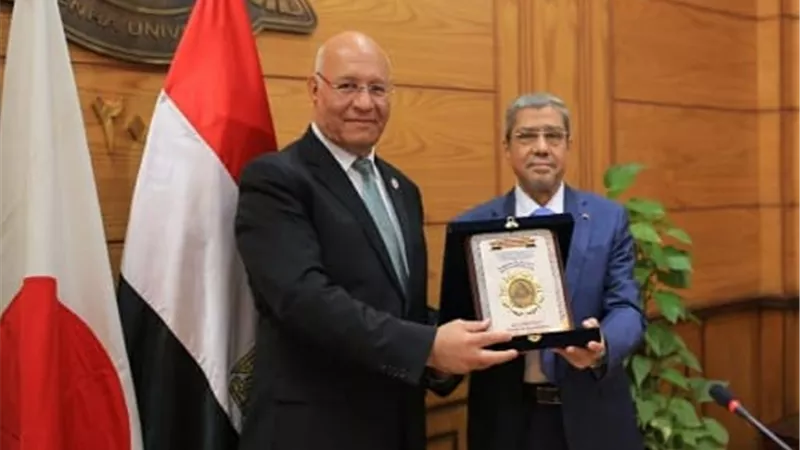 جامعة بنها تُكرم رئيس مجموعة العربى لحصوله على وسام من الإمبراطور الياباني