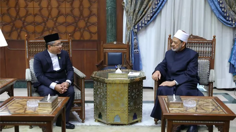 وفد جامعة السلطان شريف يناقش مع الإمام الأكبر استقدام أساتذة من الأزهر إلى بروناي