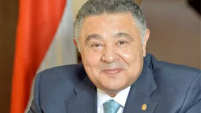 مواطنون ضد الغلاء تمنح وسام محامي الشعب لمحافظ البحر الاحمر