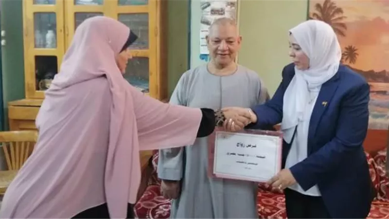 مديرة تعليم دشنا تسلم 7 معلمين قروض حسنة من نقابة المعلمين