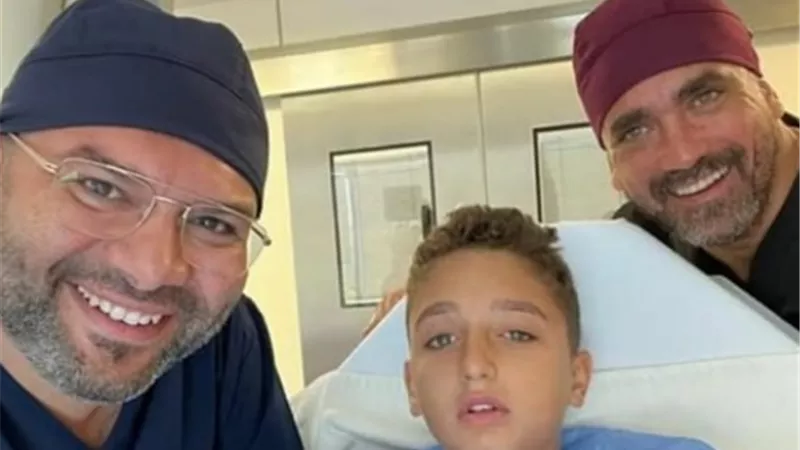 بصورة من داخل غرفة العمليات .. ابن امير كرارة يخضع لـ عملية جراحية