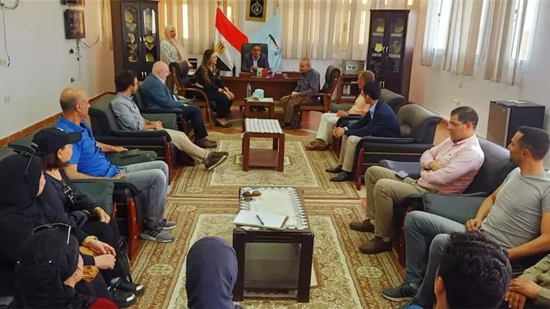 رئيس مدينة غارب يشهد جلسه تشاور مجتمعي لشركة رأس غارب لطاقة الرياح