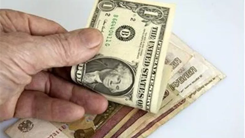 الدولار يسجل أول انخفاض شهري في 5 أشهر