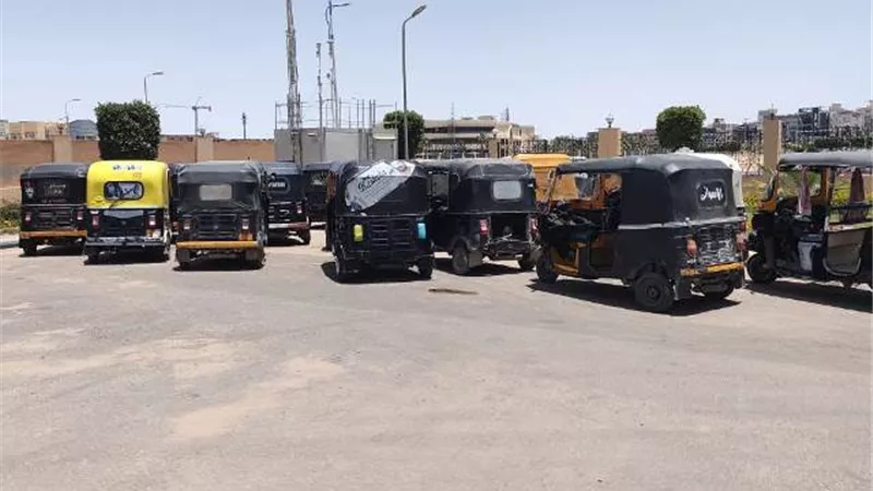مندور: جهاز بدر يصادر ويتحفظ على 17 توك توك بالتعاون مع شرطة المرور.. بالصور