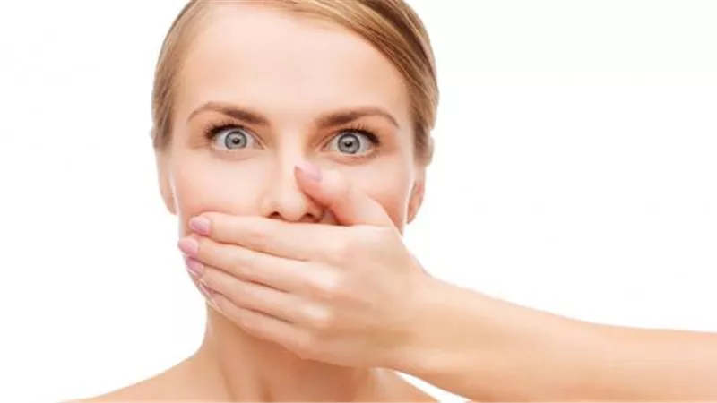 3 طرق من مكونات طبيعية هتعالج رائحة الفم الكريهة