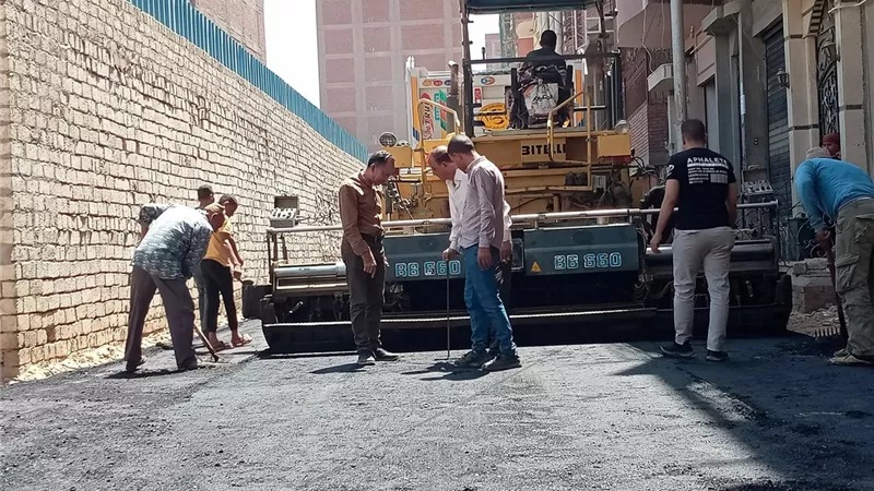 المنيا تواصل تنفيذ خطة الرصف بالوحدات المحلية