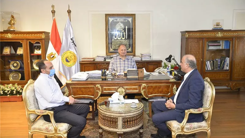 محافظ أسيوط يبحث توصيل الغاز الطبيعي لقرى حياة كريمة والمحطات