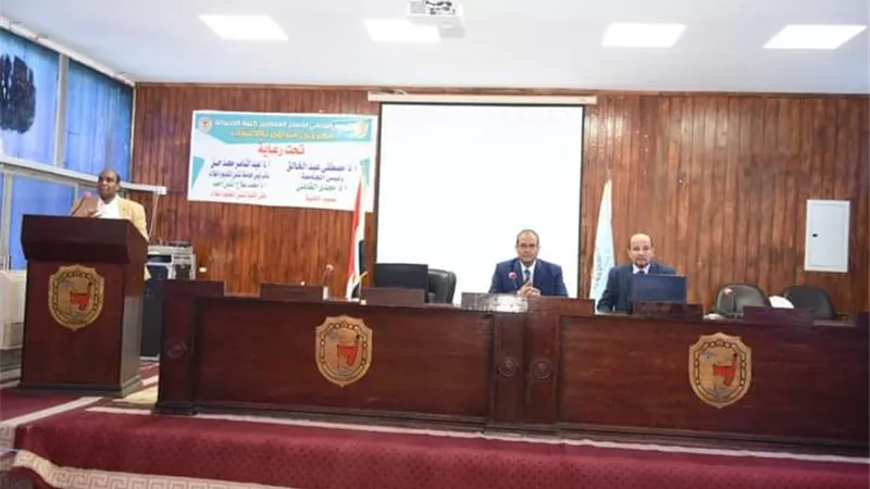 رئيس جامعة سوهاج يشهد اليوم العلمي لقسم العقاقير بكلية الصيدلة..صور