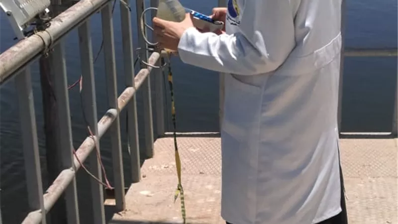 بعد ظهور بقعة سولار غلق ماخذ محطة مياه شطورة بسوهاج