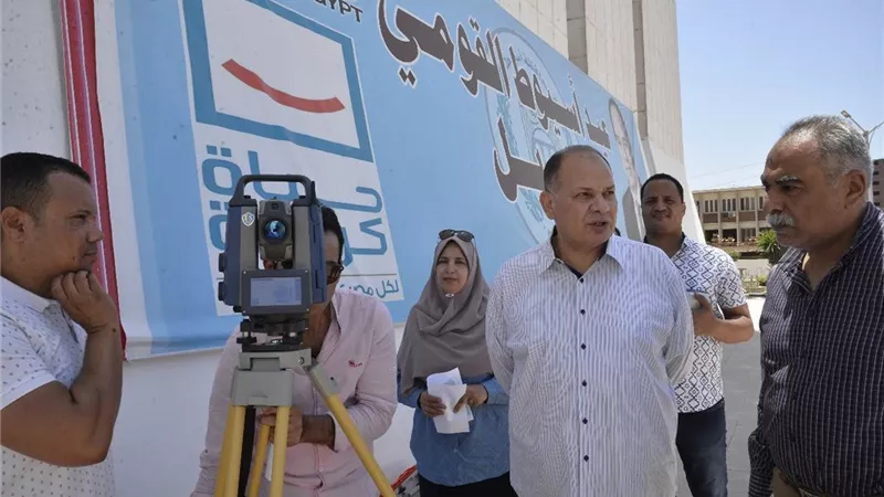 محافظ أسيوط يشهد تدريب ميداني للعاملين بمركز شبكات المرافق..صور