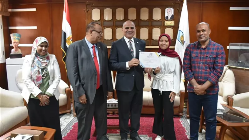 رئيس جامعة الأقصر يكرم الطلاب المشاركين بمؤتمر 