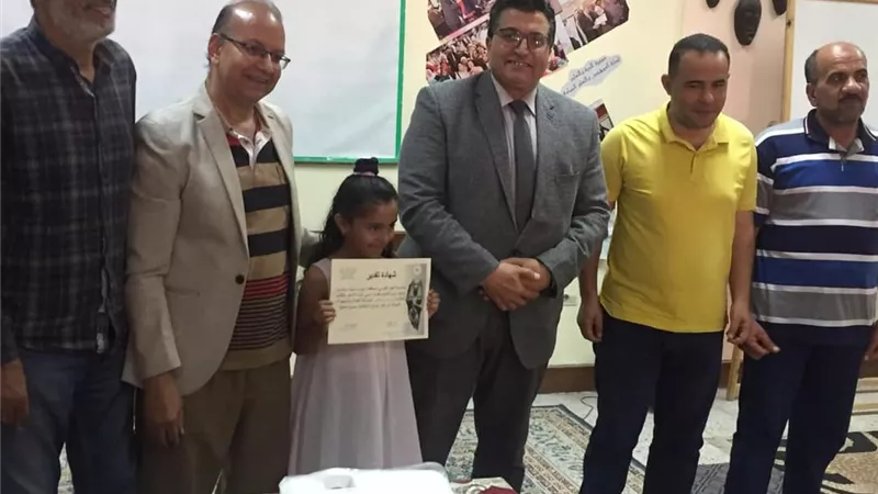 مدير تعليم جنوب سيناء يكرم طالبتين بالمركز الدائم للموهوبين والتعلم الذكي