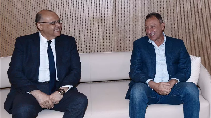 الخطيب يُبلغ السفير المصري بتطورات الموقف في مركب محمد الخامس
