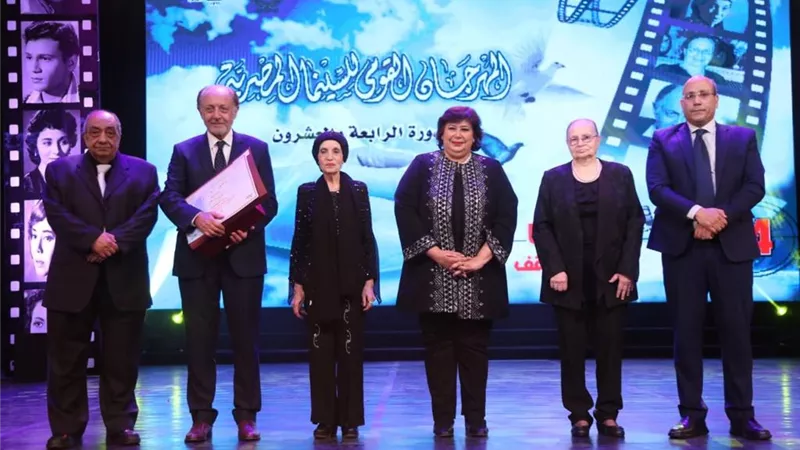 تكريم رجاء حسين وعبد العزيز مخيون بالمهرجان القومى للسينما