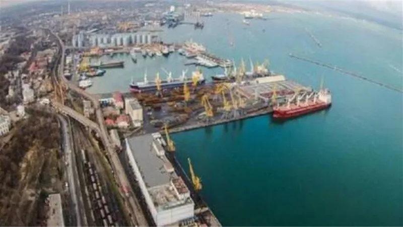 أول سفينة شحن روسية تغادر ميناء ماريوبول
