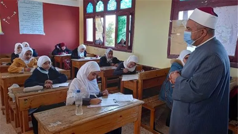 طلاب الشهادة الابتدائية الأزهرية يختتمون امتحانات الفصل الدراسى الثانى