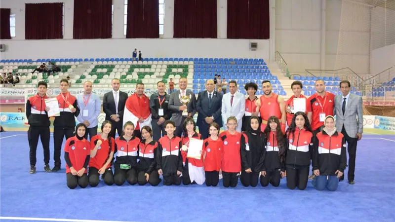الكونغ فو يمنح سفير مصر في الجزائر درع الاتحاد خلال بطولتي الكأس والشباب الأفريقية