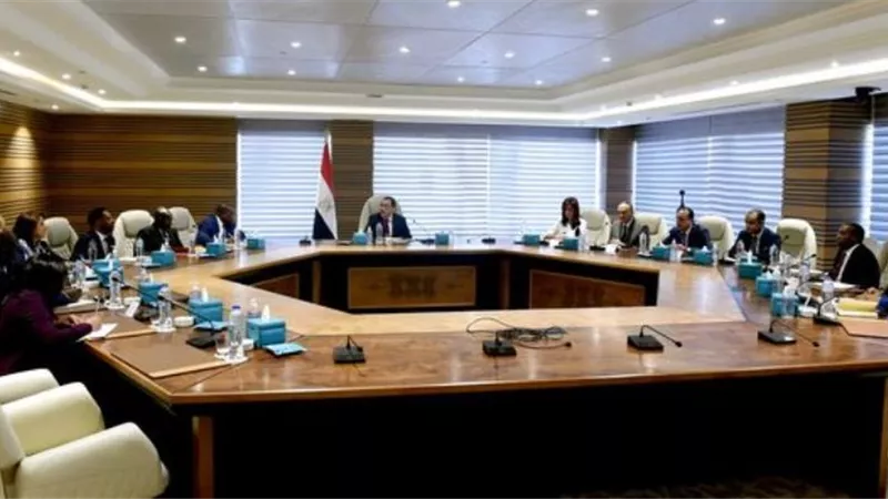 مدبولى يلتقي مفوض الاتحاد الأفريقي ورجال الأعمال المشاركين في مؤتمر 