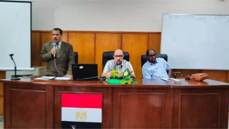 وكيل وزارة الصحة بأسيوط يجتمع بمديري المستشفيات ورؤساء التمريض والصيادلة لوضع خطة عمل قادمة
