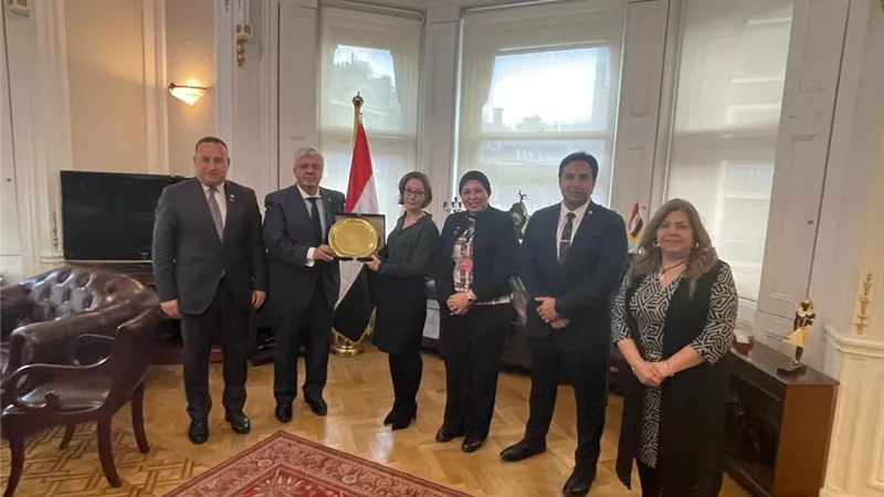 التعليم العالي يستعرض تقريرًا حول بحث سُبل التعاون مع ممثلي 11 جامعة بريطانية