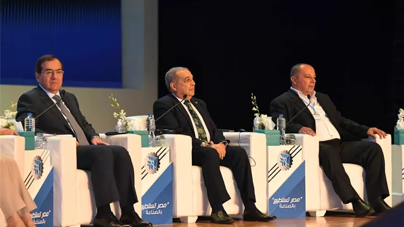وزير الدولة للإنتاج الحربي يشارك في جلسة 
