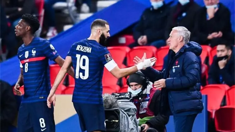 مدرب منتخب فرنسا يطالب بمنح الكرة الذهبية لـ كريم بنزيما