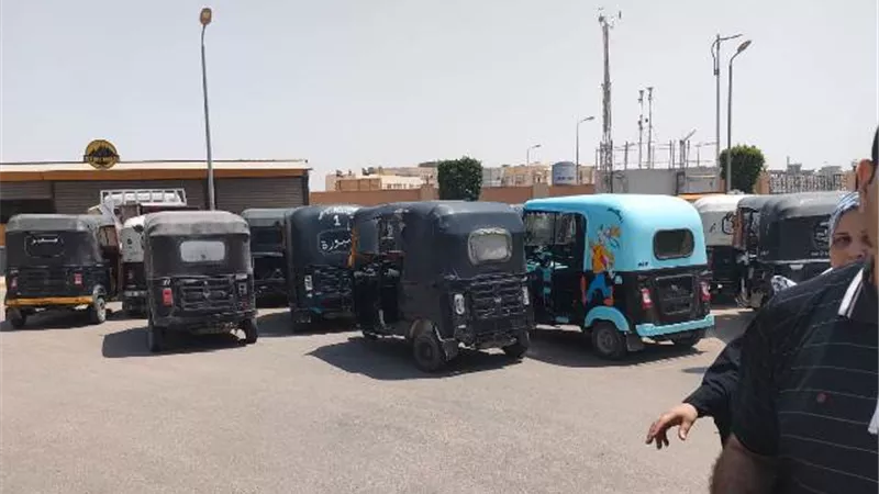 جهاز مدينة بدر يصادر ويتحفظ على 23 توك توك بالتعاون مع قسم الشرطة.. بالصور