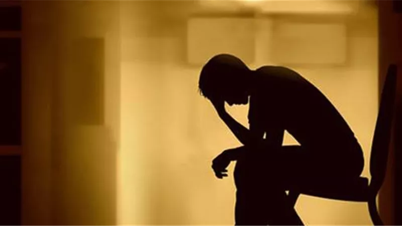 رأيت شخصاً يرتكب معصيةً..فهل ستره واجب شرعاً؟