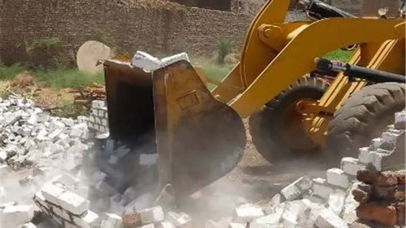 إزالة ٣ تعديات بالبناء المخالف بالقرنة غرب الأقصر