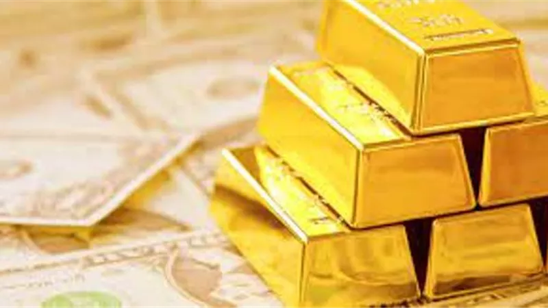 الذهب يلامس أدنى مستوياته في أسبوعين مع ارتفاع الدولار