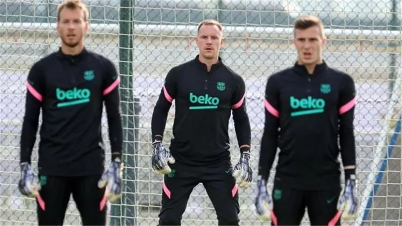 حارس برشلونة يقرر الرحيل في الميركاتو الصيفي