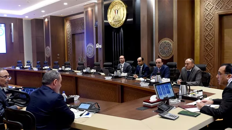 شكر يستعرض موقف الأراضي المطلوب تخصيصها لمشروعات تحلية مياه البحر 2050