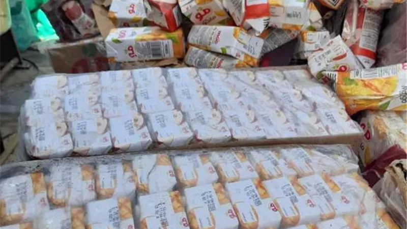 ضبط ٢١ ألفا و٦٠٠ عبوة عصير مجهولة المصدر خلال حملات رقابية على مصانع العاشر