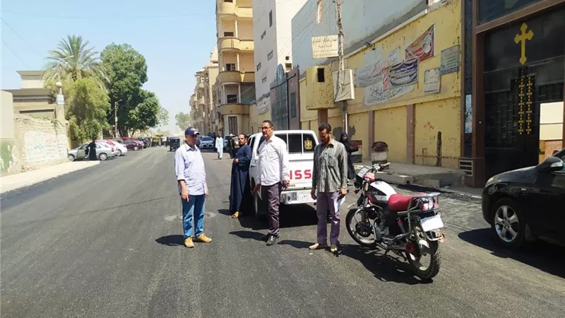 محافظ أسيوط: أعمال الرصف تتواصل بشوارع مدينتي منفلوط وديروط