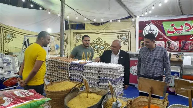 رئيس تجارية الإسماعيلية يتفقد معرض السلع الغذائية
