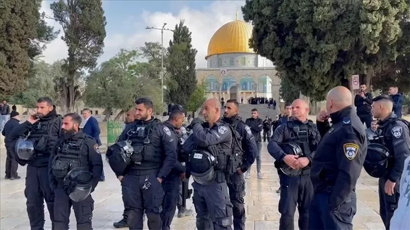 القوات الإسرائيلية تعتدي على جنازة صحفية فلسطينية