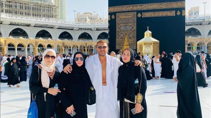 رامي صبري يؤدي العمرة برفقة أسرته لشقيقه الراحل كريم