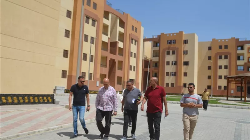 الانتهاء من ٧٩ عمارة سكنية وغلق وتشميع ٢٧ حالة تعدى في العاشر من رمضان