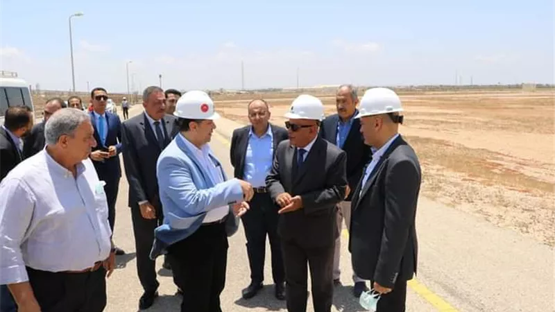 رئيس ميناء دمياط يتفقد محطة إسالة الغاز