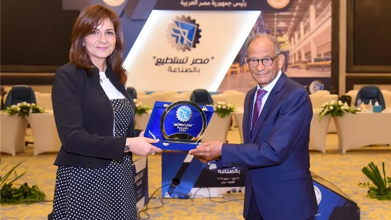 وزيرة الهجرة تكرم هاني عازر لجهوده في الإعداد لمؤتمر 