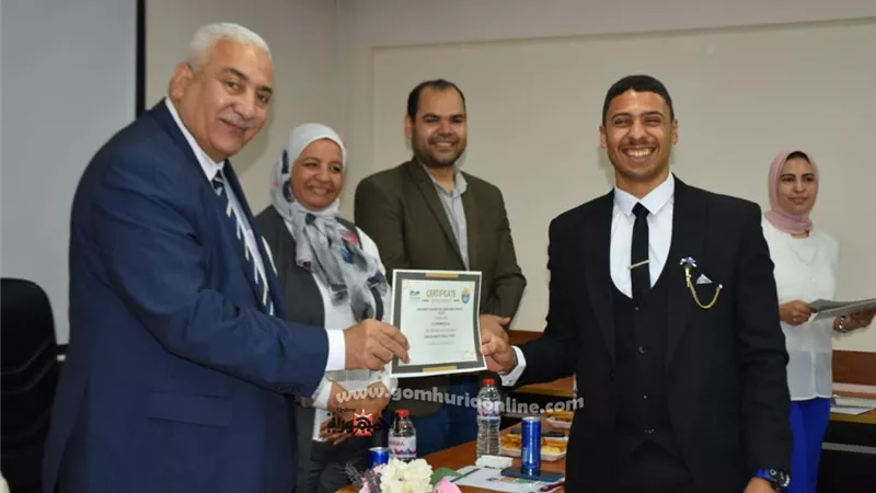 رئيس جامعة السادات يسلم شهادات الدورات التدريبية لطلاب وطالبات الجامعة