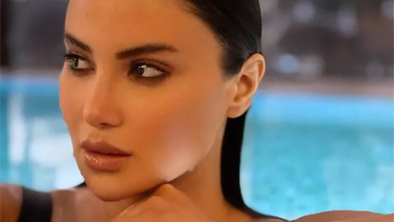 ملامح هادئة.. هدى الأتربى تسحر القلوب بإطلالة صيفية