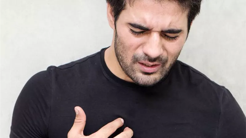 تعرف على أسباب الإصابة بالحموضة ووسائل علاجها بطرق طبيعية