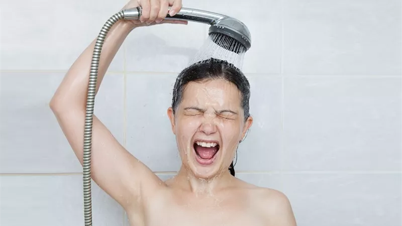 احذر من سماعة الدش.. تحوي بكتيريا تؤدي لأمراض خطيرة أبرزها الالتهاب الرئوي