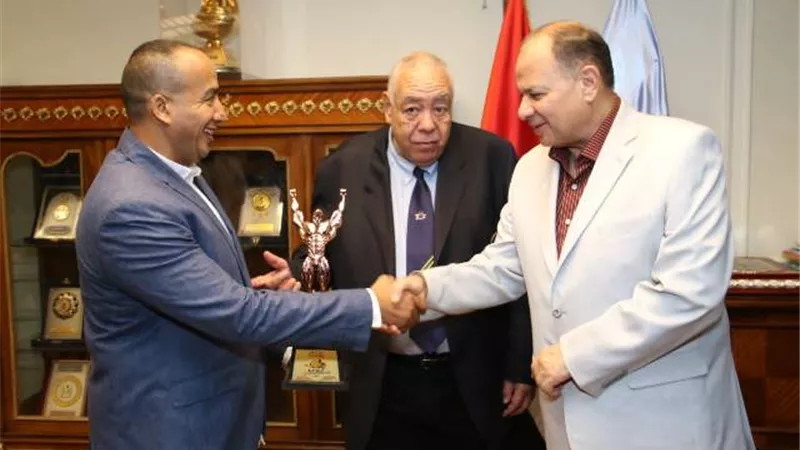 اتحاد كمال الأجسام يهدي درع الإتحاد لمحافظ أسيوط ونائب رئيس الجامعة