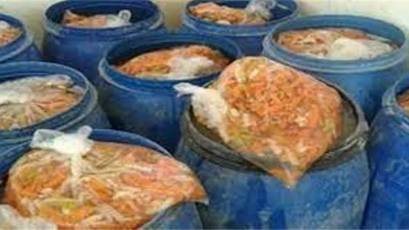 ضبط ٩طن مخلل فاسد و٥ آلاف لتر لبن محظور بالفشن