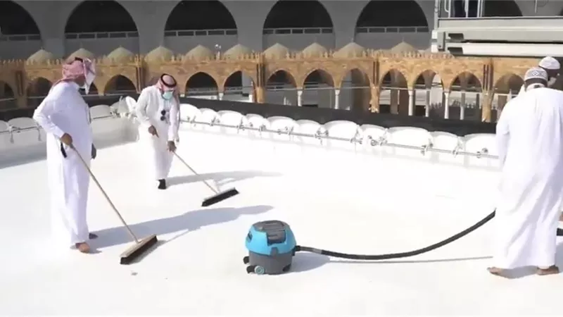 رئاسة الحرمين: غسل سطح الكعبة فى 20 دقيقة عبر فريق مختص