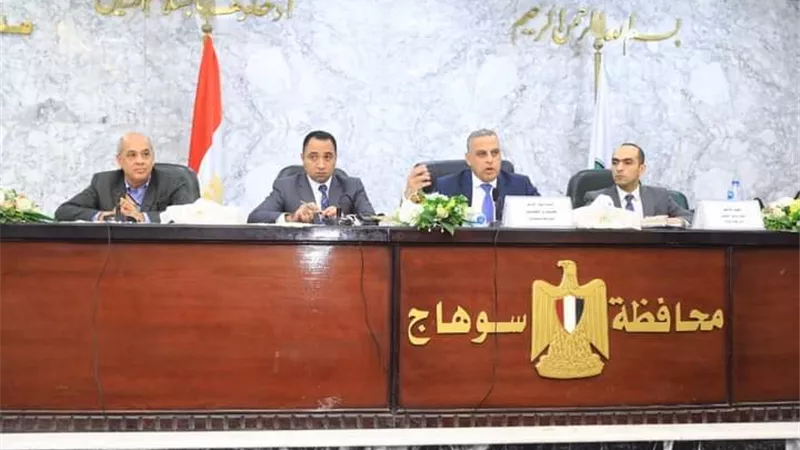 محافظ سوهاج يناقش عدداً من القضايا والموضوعات الهامة
