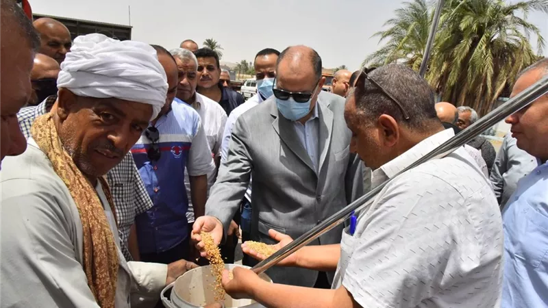 محافظ أسيوط يستقبل رئيس هيئة الاصلاح الزراعي لمناقشة سبل دعم توريد القمح