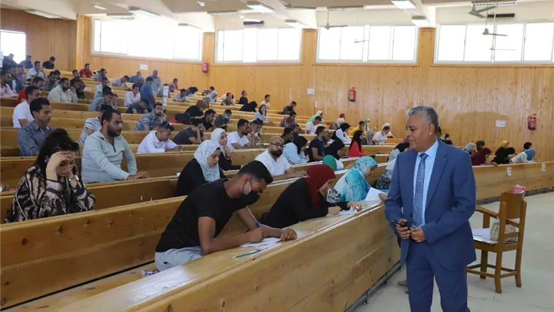 رئيس جامعة جنوب الوادي يتفقد لجان الامتحانات بكلية الحقوق